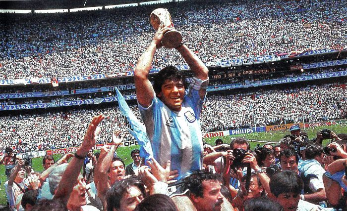 CONSAGRACIÓN DE MARADONA